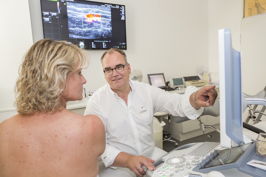 Foto einer Ultraschalluntersuchung zur Brustdiagnostik - Frauenarzt Frauenärztin Gynäkologie Essen